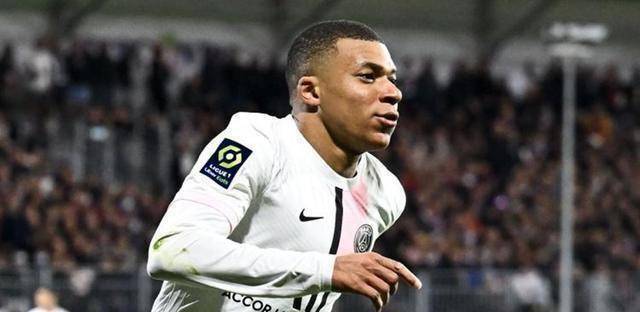 343进攻型首发阵容,多纳鲁马继续把守球队大门,三中卫分别是金彭贝