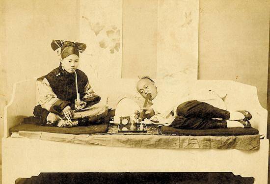 原创晚清权贵阶层吸食鸦片的场景男子变着花样吸食女子则媚态百出