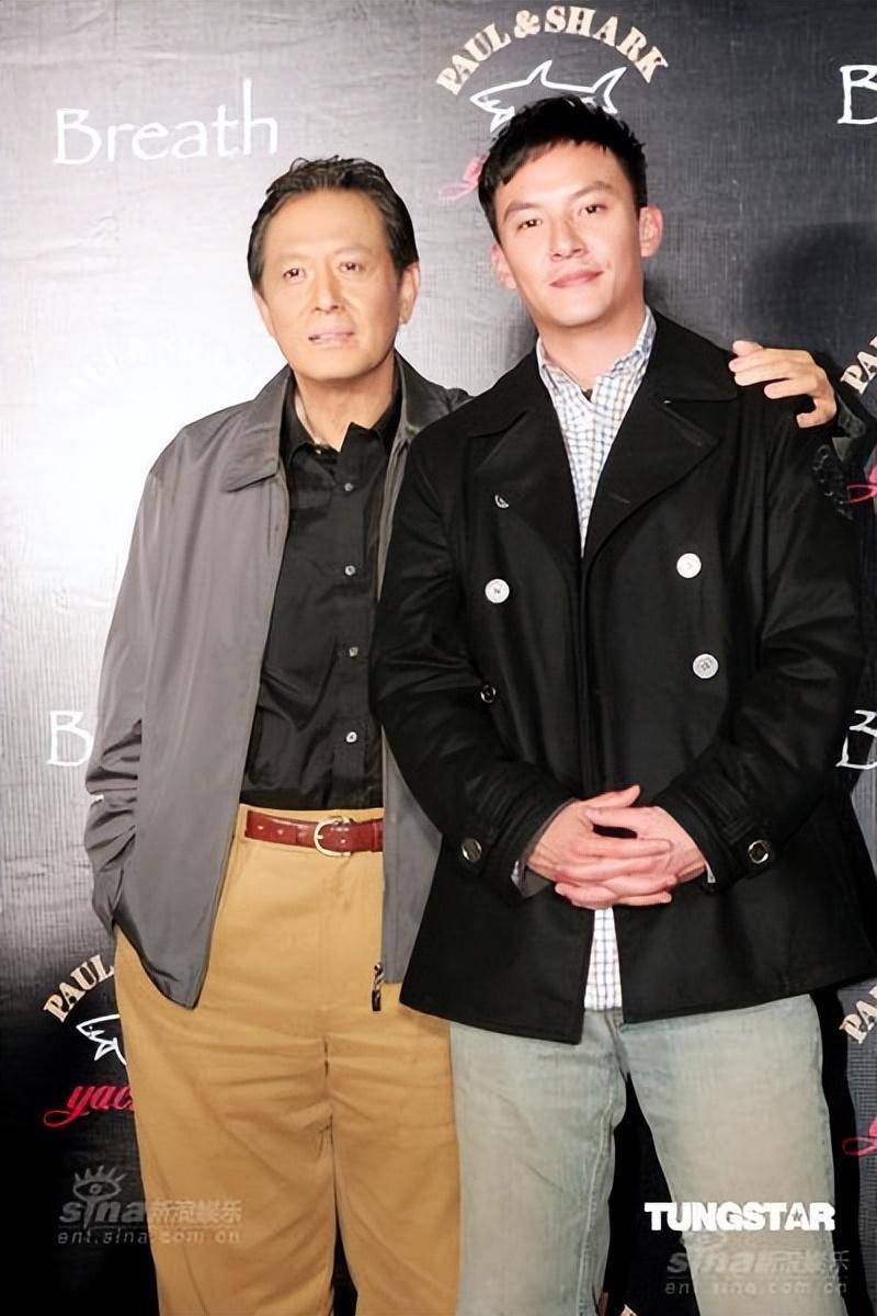 说到高贵气质,张国柱与张震这对父子绝对当之无愧.