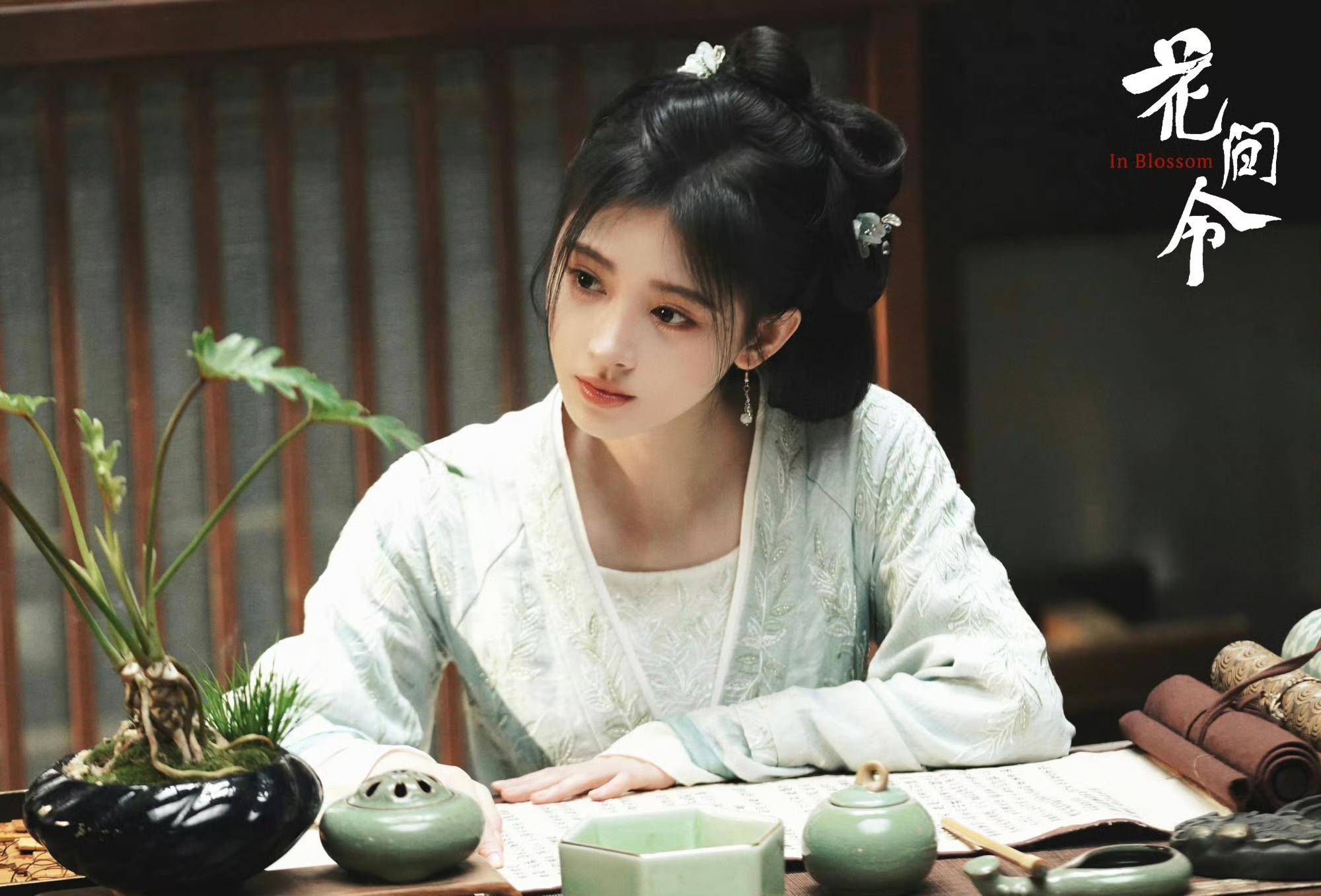 鞠婧祎在花间令里养花