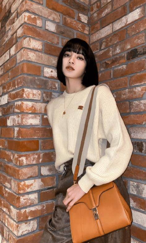 原创魅力女孩lisa舞台着装大胆又性感不愧是真人芭比本比