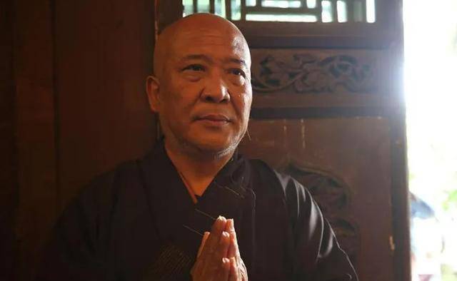 "大梦谁先觉,平生我自知",人生如梦,觉醒与否取决于"我",取决于"我心"