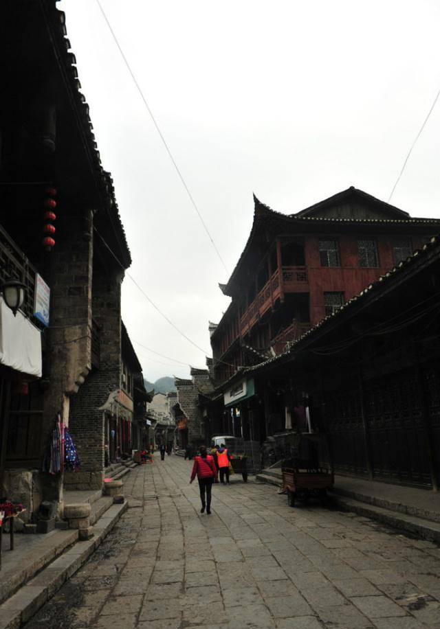 原创此镇为湘西四大古镇之一一栋旧房子引人瞩目看过牌匾肃然起敬