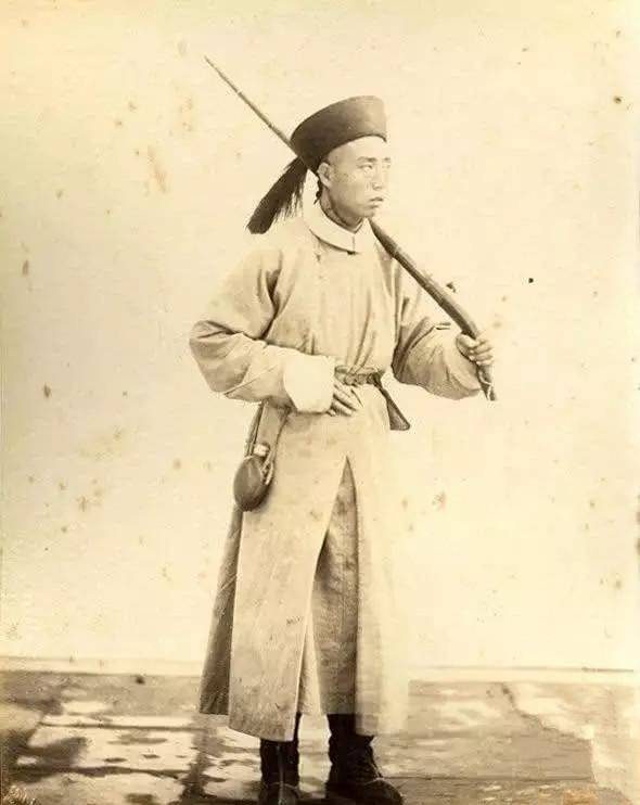 原创五岁时与父亲目睹大盗康小八被捕五十年后仍难忘其英俊相貌