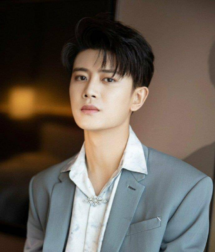 原名「任国超」,大器晚成的任嘉伦不是科班演员出身_事业_老婆_人气