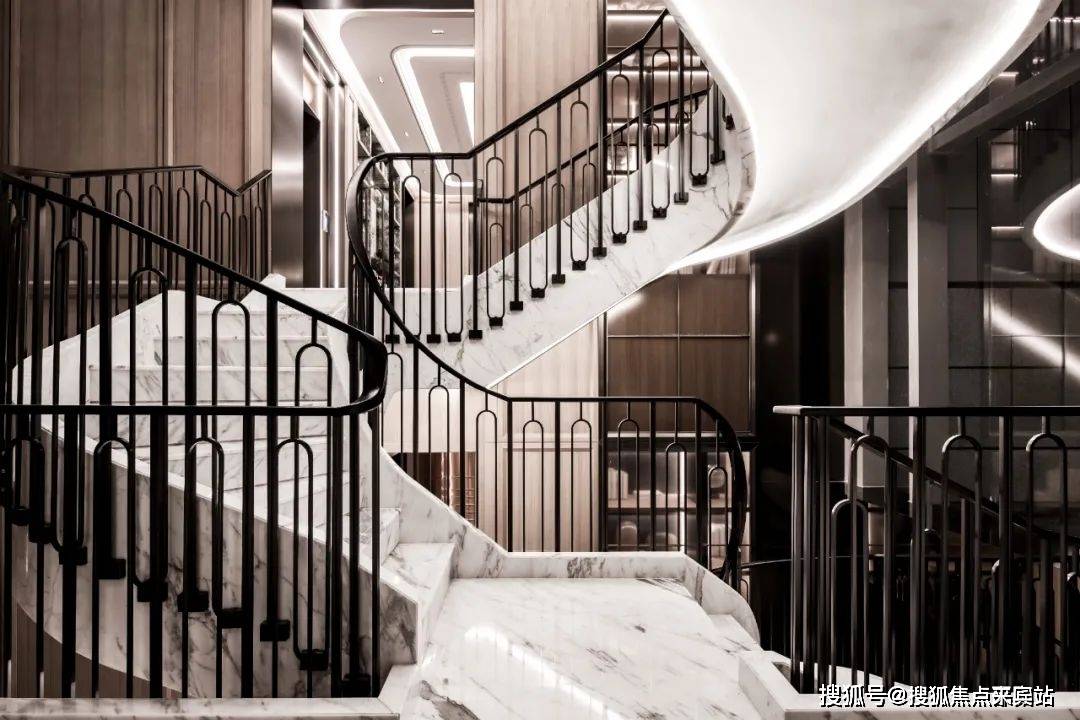 旋转楼梯如同一座大型艺术展品,盘旋而上连接天地,营造归家场域的大气