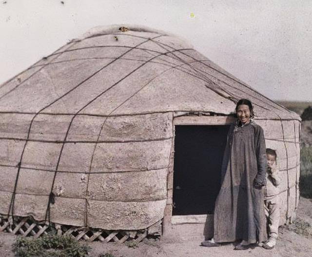 原创民国老照片母亲与儿子站在门前羞涩一笑老汉赶车挥汗如雨