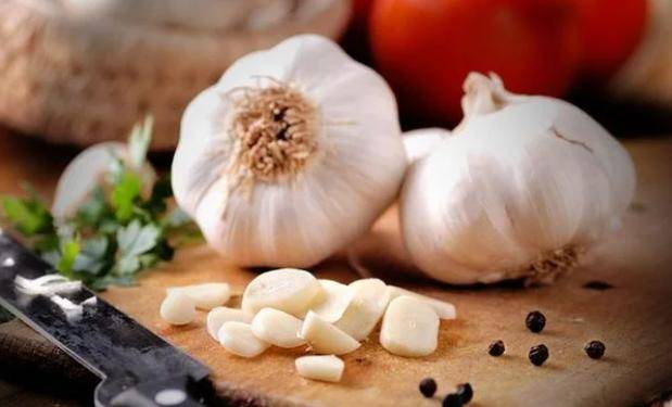 另外,大蒜中含有一种辣素叫"硫酸丙烯",其杀菌能力能达到青霉素的十分