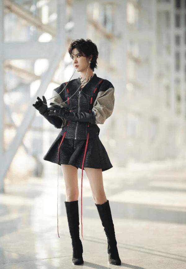 原创郁可唯的草莓蹲火了体重过百模仿不来不信你试试