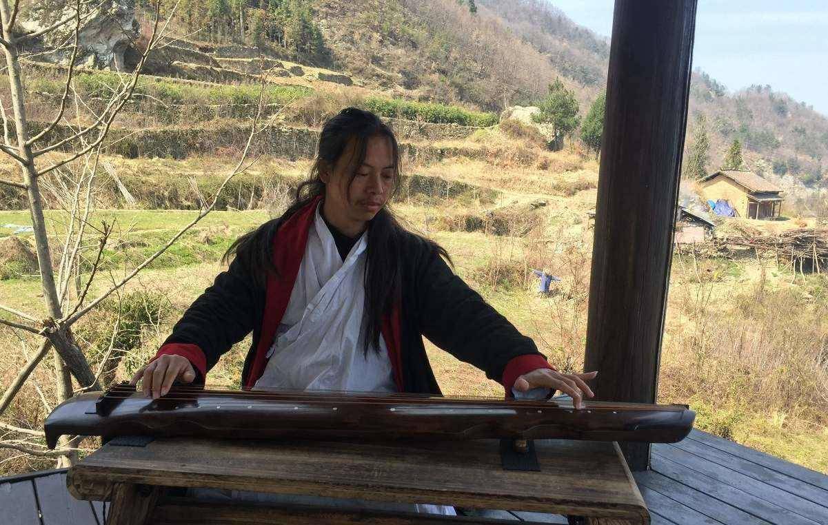 原创21世纪隐士吴一琴子隐居深山8年与女弟子生子现状如何