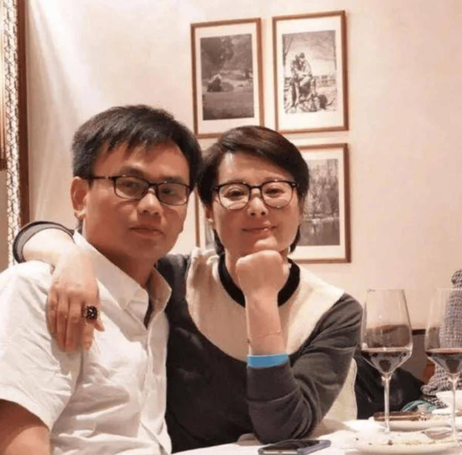 原创51岁袁立不惧世俗眼光和小11岁老公甜蜜同框不修边幅穿成大妈难掩