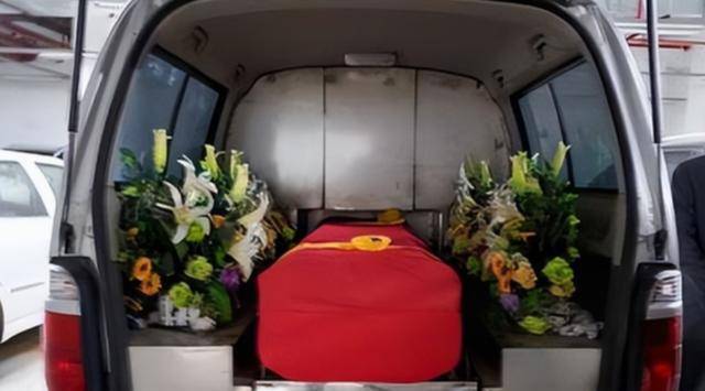 原创郑州灵车司机看到人从不主动问好被亲友拉黑开车忌讳刹车