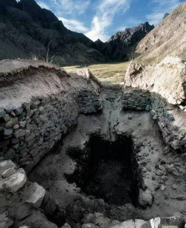 一座古墓曝光结构十分诡异400多文物被盗警方全力追回部分