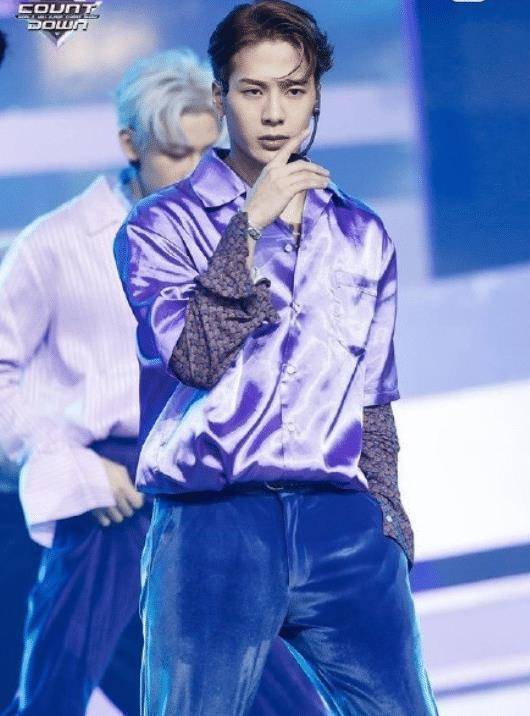 原创王嘉尔才582kg这是怎么做到的看完这身紫色西装就懂了