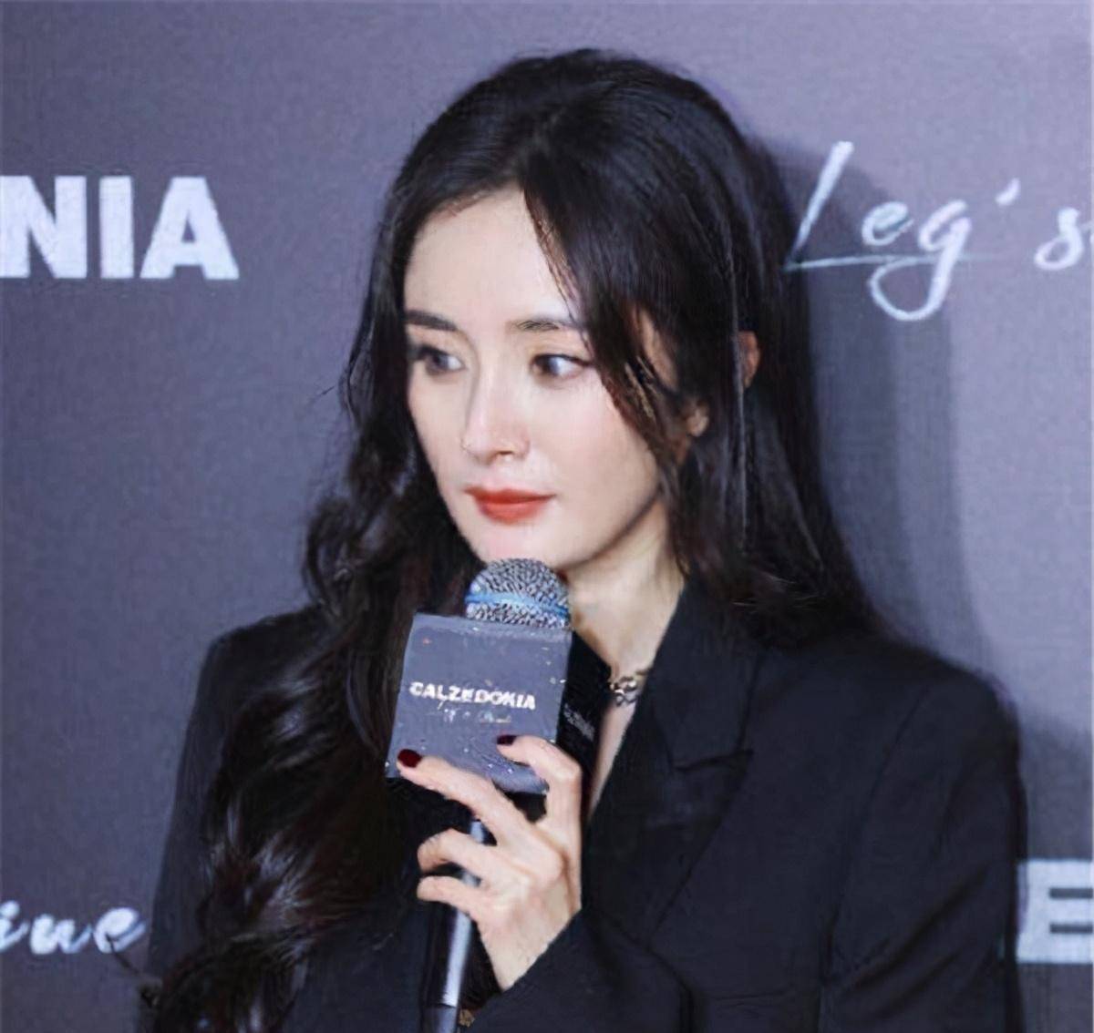 杨幂低调现身活动生图状态难掩疲惫网友吐槽脸变方了