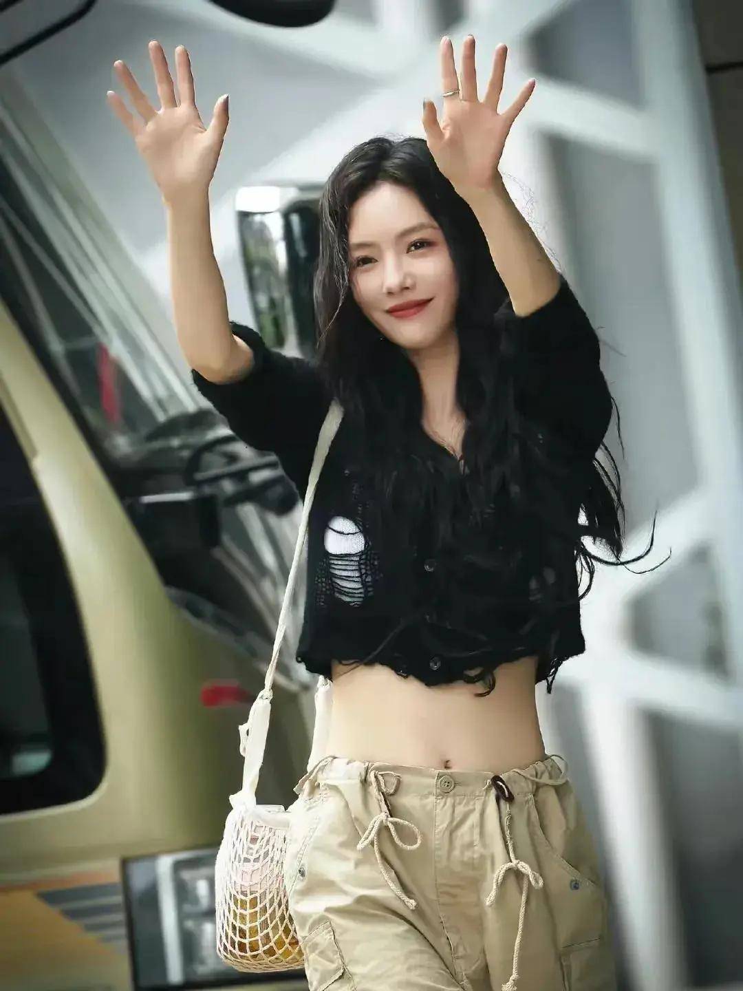 潮流女神蔡文静:脐装演绎,美艳肚脐成亮点_写真_照片_魅力