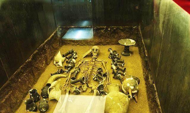 墓主人是晋灵公,其规模同样宏大,与魏襄王不同的是,晋灵公的棺椁是