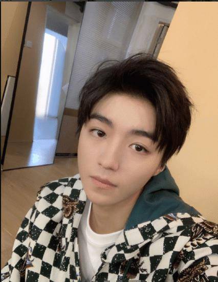 同穿大白t不算啥,看到发型,网友笑出声_王源_王俊凯_头发