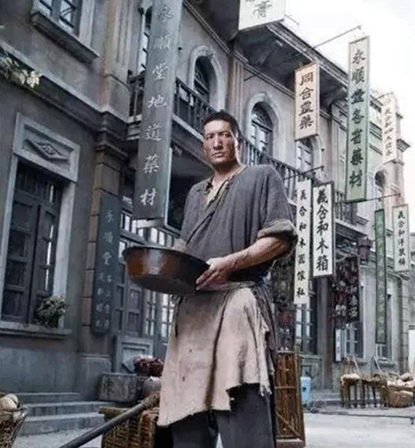 黄金荣收留2.5米高大汉,不派活计只安排吃饭,却因此日赚200大洋_巨人_