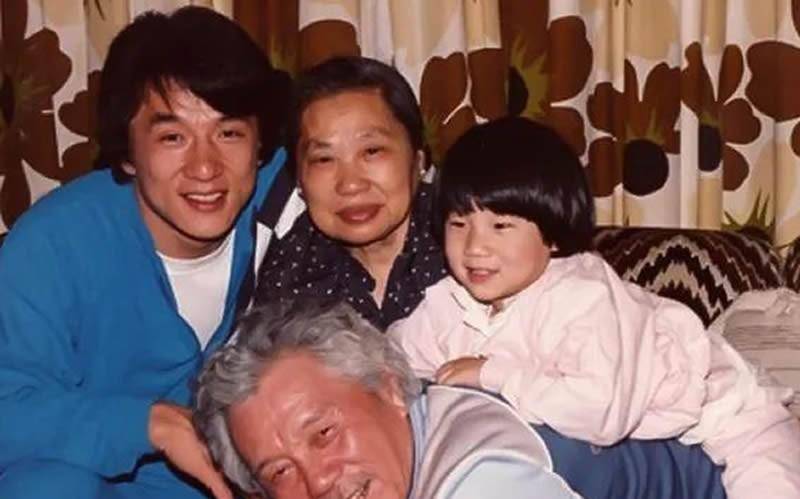 还有一对60岁左右的中年夫妇,很明显,这对夫妇与成龙父母关系匪浅