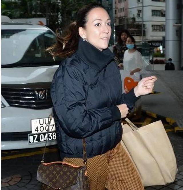 赌王争气的孙女,父母早亡,和5000亿家产无缘,靠自己身价过亿_何家文