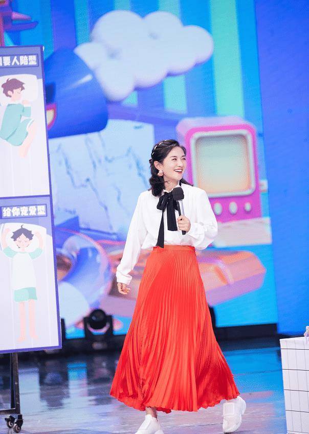 原创张杰管不住谢娜了非拿女儿的裙子当上衣穿显瘦效果很意外