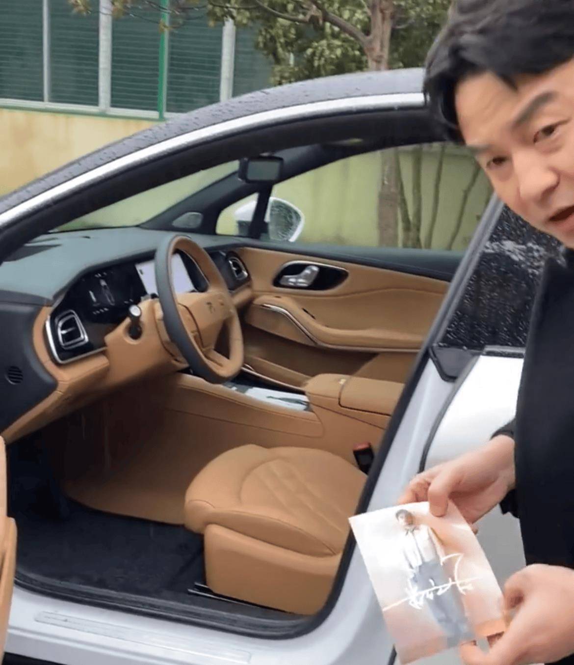 偶遇雷佳音开20万的车外出!