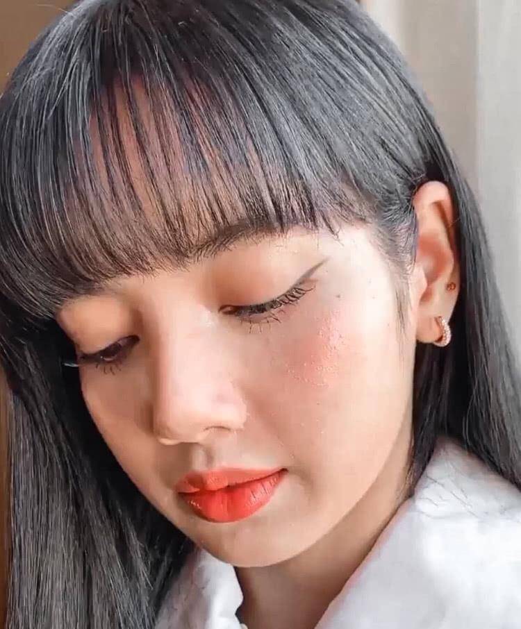 原创lisa怼脸照关掉美颜后五官粗糙脂肪粒扎堆真人芭比形象翻车