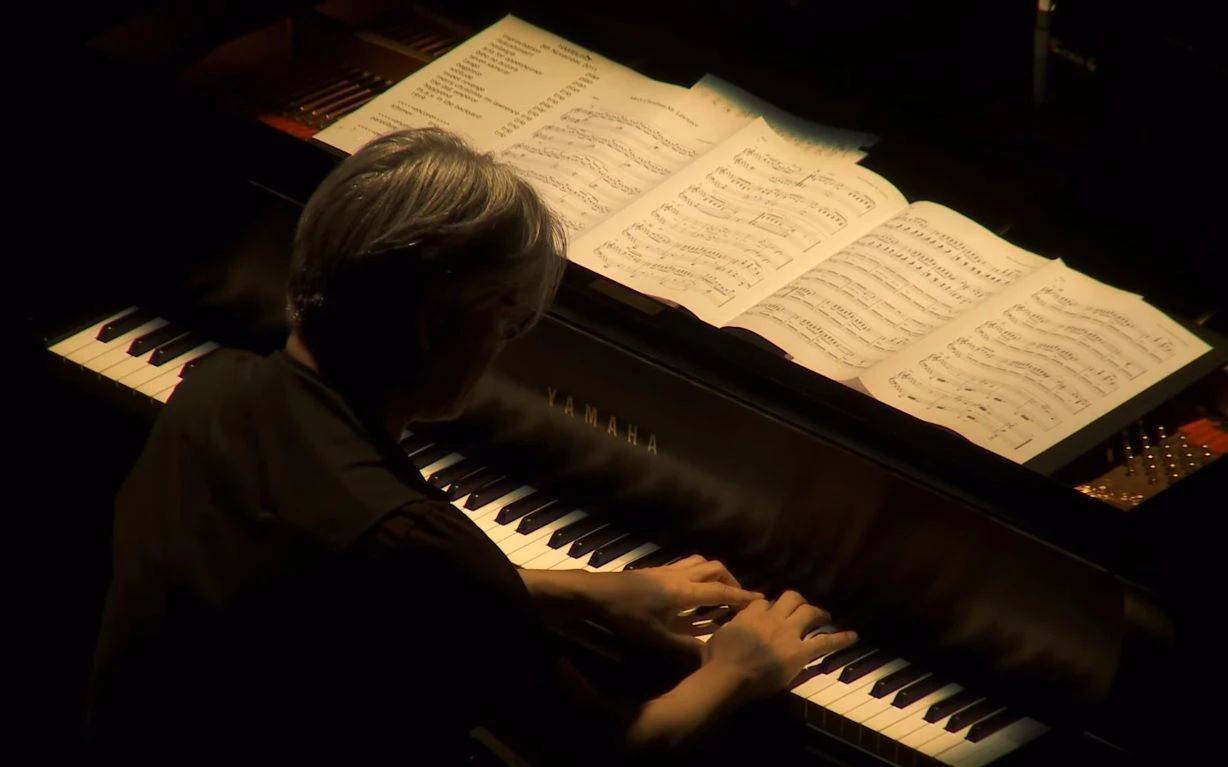 1983年,当时导演大岛渚也只是冲着坂本龙一极富特色的东方面孔,邀请他