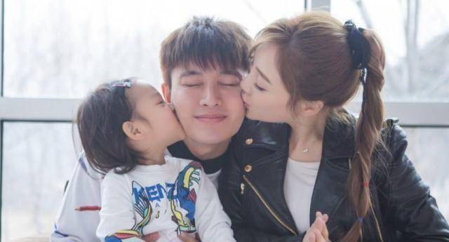 而其实贾乃亮与李小璐之间的事情,影响最大的应该就是他们的女儿甜馨