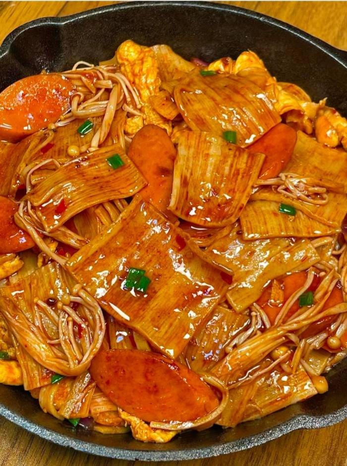 食材:鸡蛋 洋葱,火腿肠,金针菇,冷面,葱.