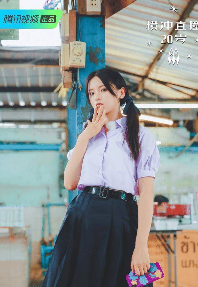 原创杨超越综艺感太强帮邓伦换鱼直接拔头发锦鲤到底有多耿直