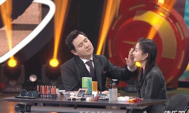 原创沈腾抓起粉饼在关晓彤脸上一顿拍看清效果我没看错吧