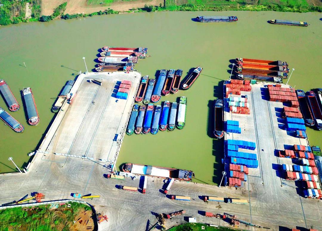 周口港码头货船整装待发.沈湛 摄2023年,周口市全年生产总值增长4.