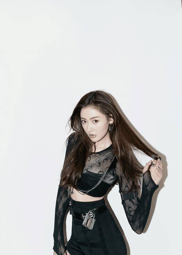 原创张天爱的踮脚蹲走红网络看清姿势后体重过百的人学不来