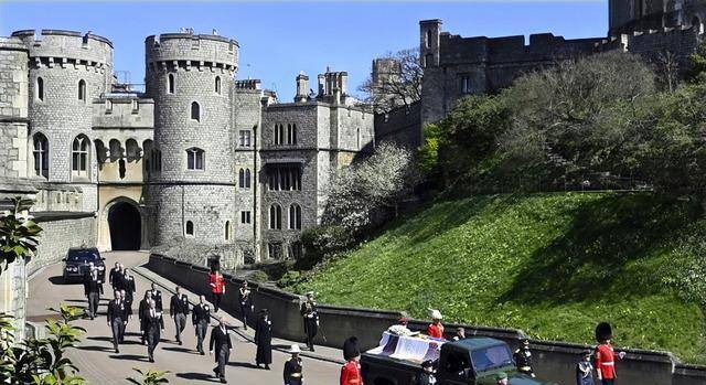 原创女王抹泪送走丈夫最后一程葬礼遵循菲利普亲王生前遗愿