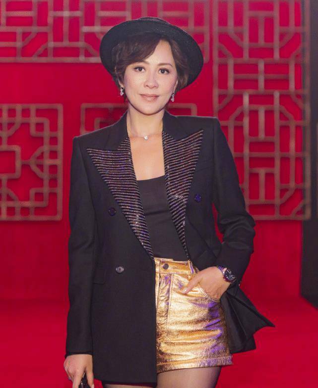 原创女人上年纪就该自重像刘嘉玲穿短裤露面坐下后真叫人尬