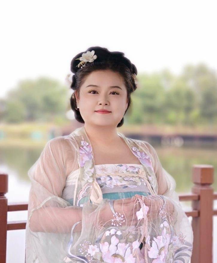 原创陈嘉佳暴瘦110斤皮松肉垮手臂赘皮拉丝好震撼脸却比贾玲紧致