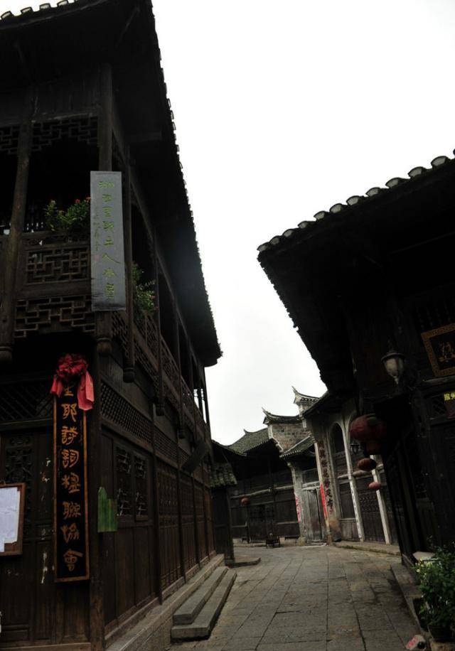 原创此镇为湘西四大古镇之一一栋旧房子引人瞩目看过牌匾肃然起敬