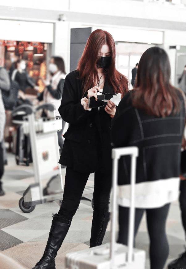 原创徐艺洋机场生图流出看她无修图下真实腰型怕是被上帝吻过