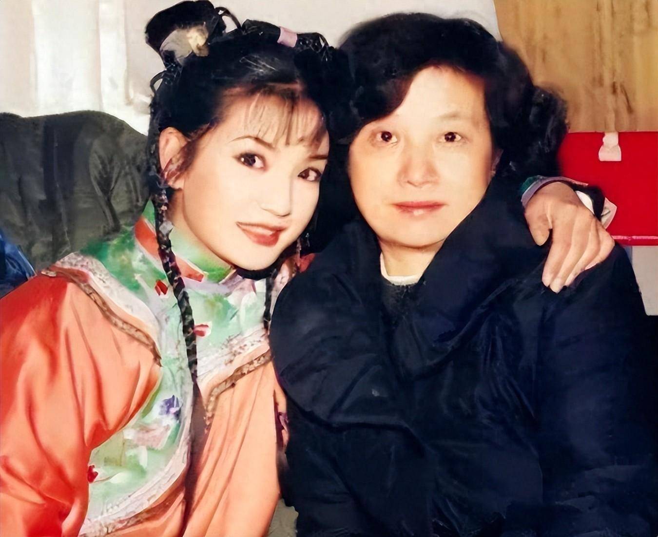 赵薇母亲魏启颖儿子离婚分走52亿女儿消失荧屏丈夫也去世