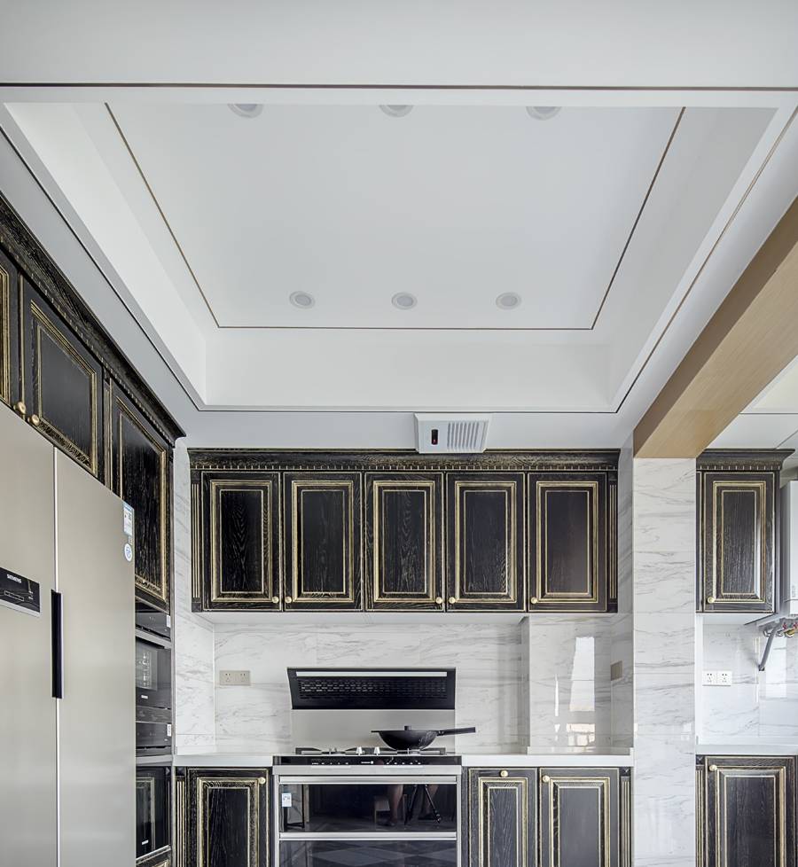 这装修太有"个性",高级灰简约风三房,看起来就上档次!_金色_空间_厨房
