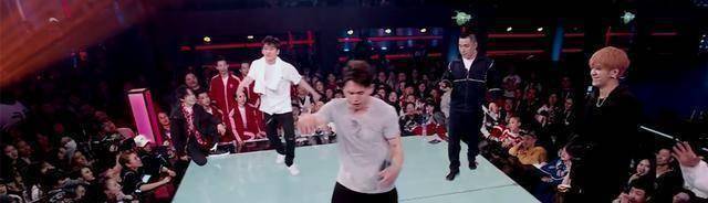 韩宇是全能型的选手,最初海选是黄子韬给了他毛巾,但是最后他留在了易