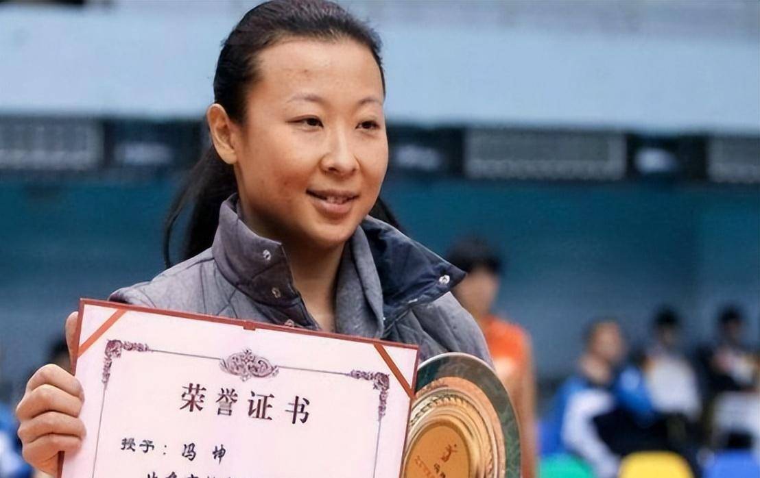 原创44岁冯坤现状发福严重不敢认56岁老公家世显赫混血儿子像妈