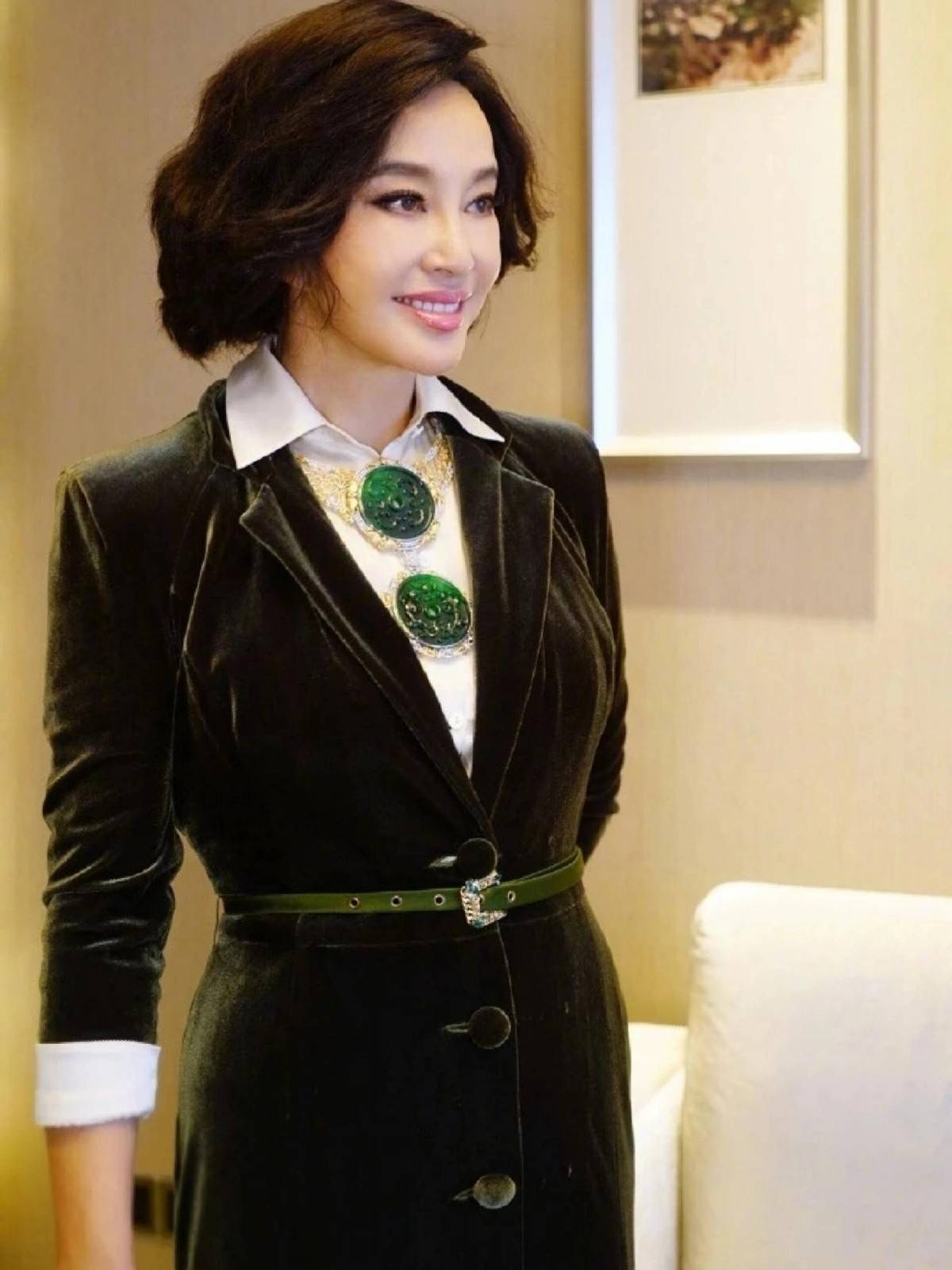 原创73岁刘晓庆同框69岁潘虹一个塑料脸好减龄一个自然老去真优雅