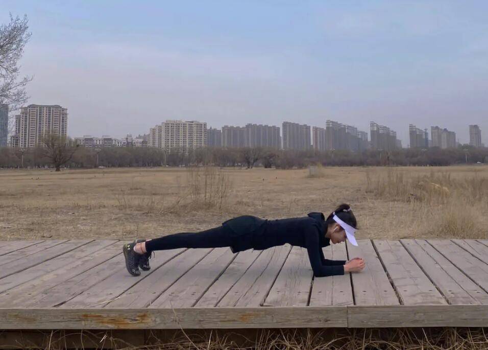 原创反向平板支撑让腹肌燃烧起来打造完美身材