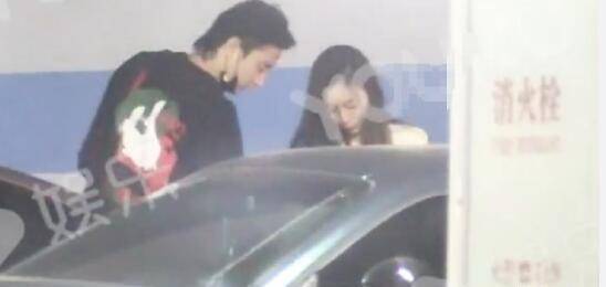 于小彤疑新恋情曝光被拍与女子挽手会友女方长发披肩比陈小纭高挑漂亮