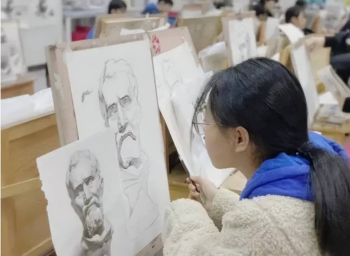 在参加高考之前,美术生需要先参加艺考,最后高校会根