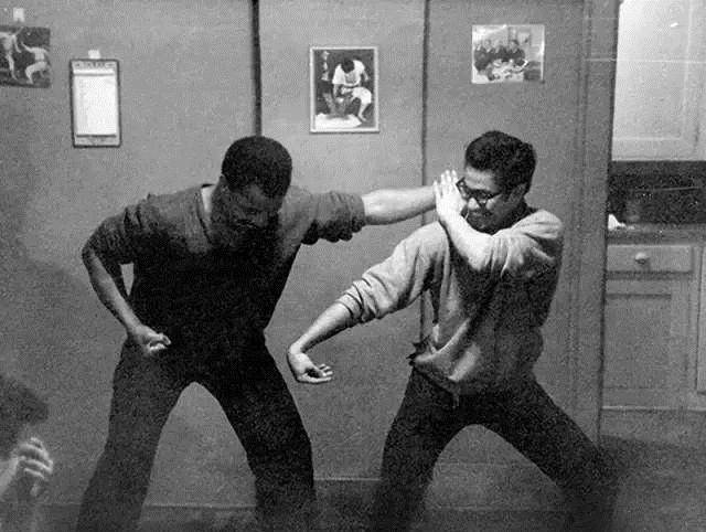 【训练结束后,李小龙和友人切磋螳螂拳】目前可以确认的是,李小龙练习