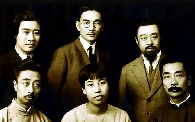 小结:鲁迅在中国文坛史上的地位自然不言而喻,只不过他的家庭环境也是